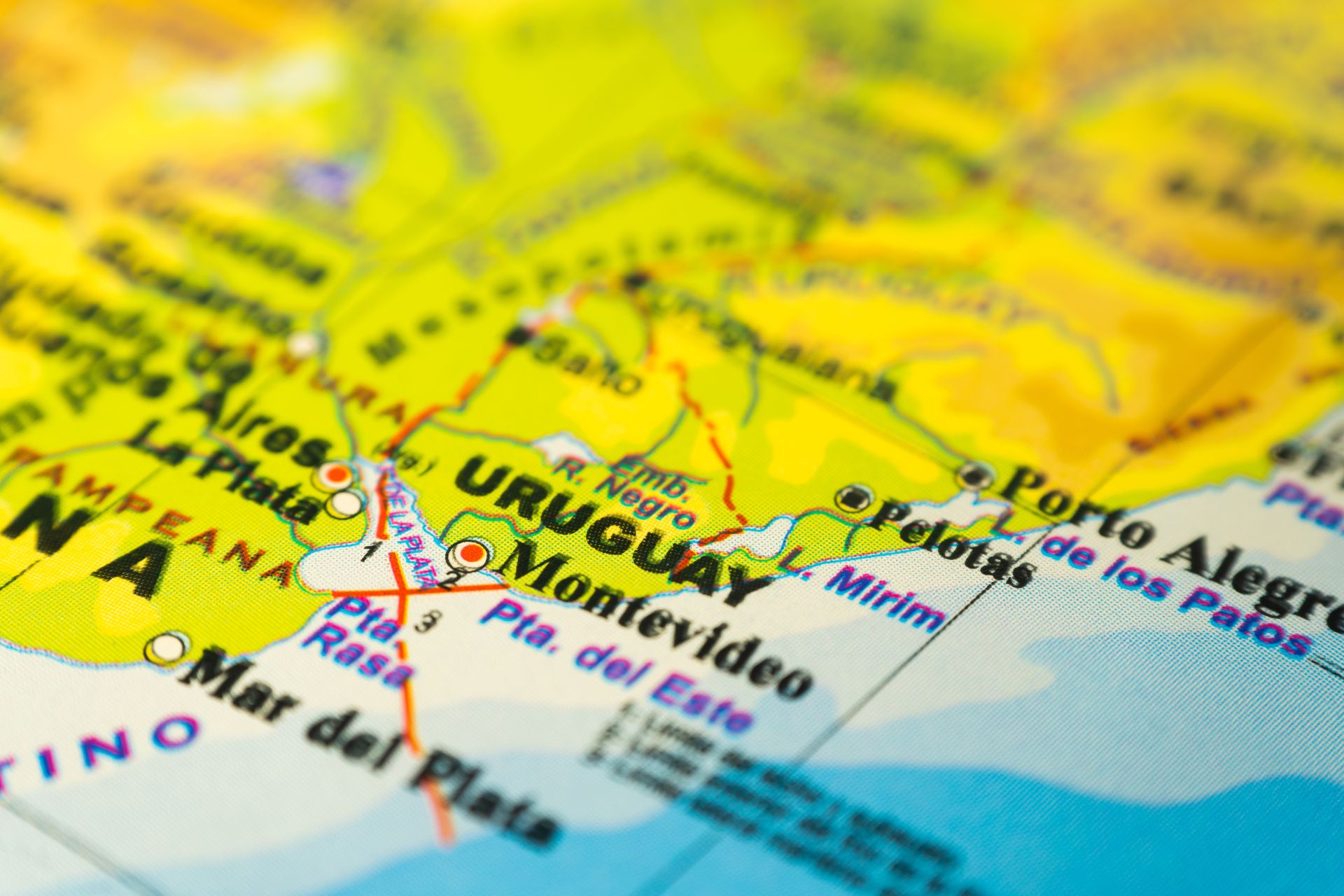 Mapa detallado de Uruguay y regiones limítrofes, destacando Montevideo, Punta del Este y rutas hacia Argentina y Brasil.